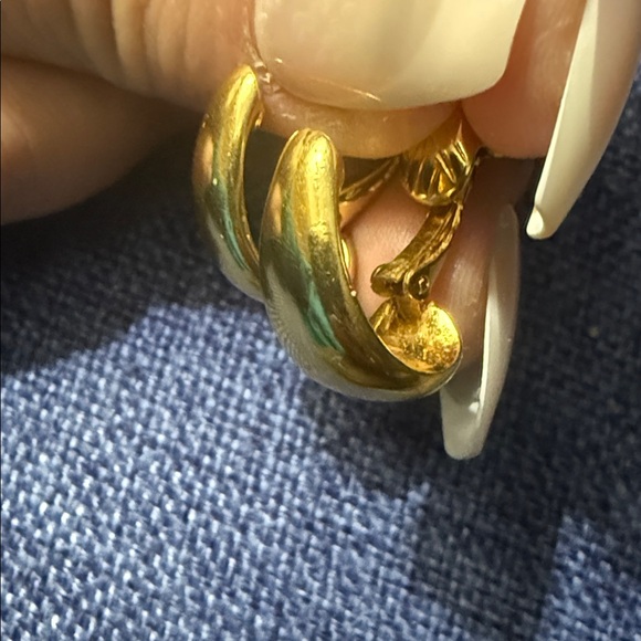 Vintage Trifari-Attributed Gold Tone Clip Earrings | Mid-Century Comfort Backs - Picture 5 of 6